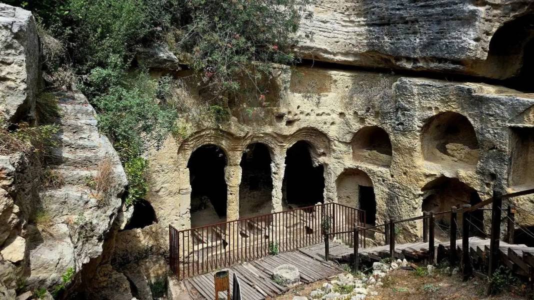 Roma’nın İzleri Hatay’da: Titus Tüneli ve Kaya Mezarları Büyülüyor! 6